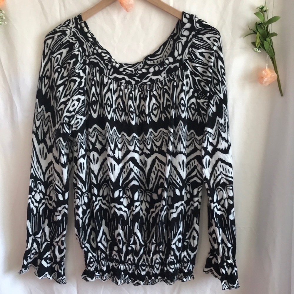 Long ruffled sleeve shirt